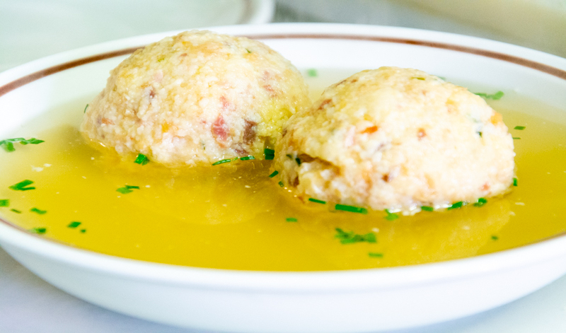 Canederli di speck in brodo